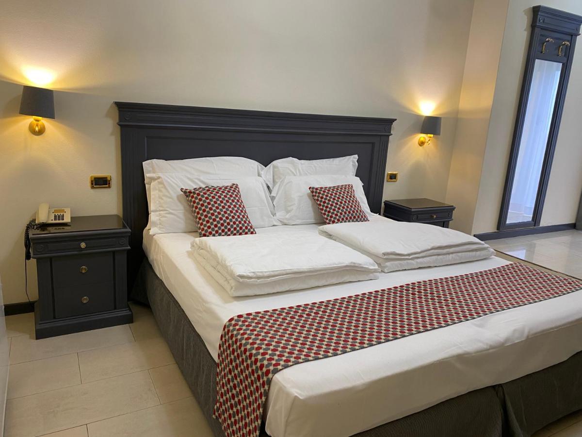 Hotel Estee 데센자노델가르다 외부 사진