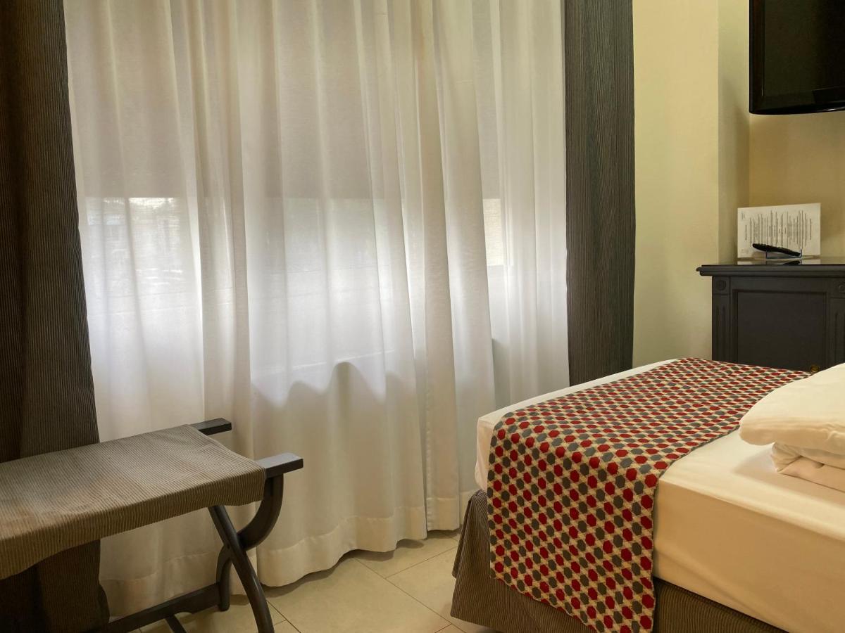 Hotel Estee 데센자노델가르다 외부 사진