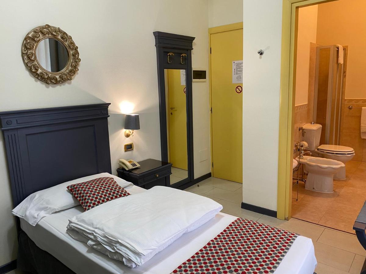 Hotel Estee 데센자노델가르다 외부 사진