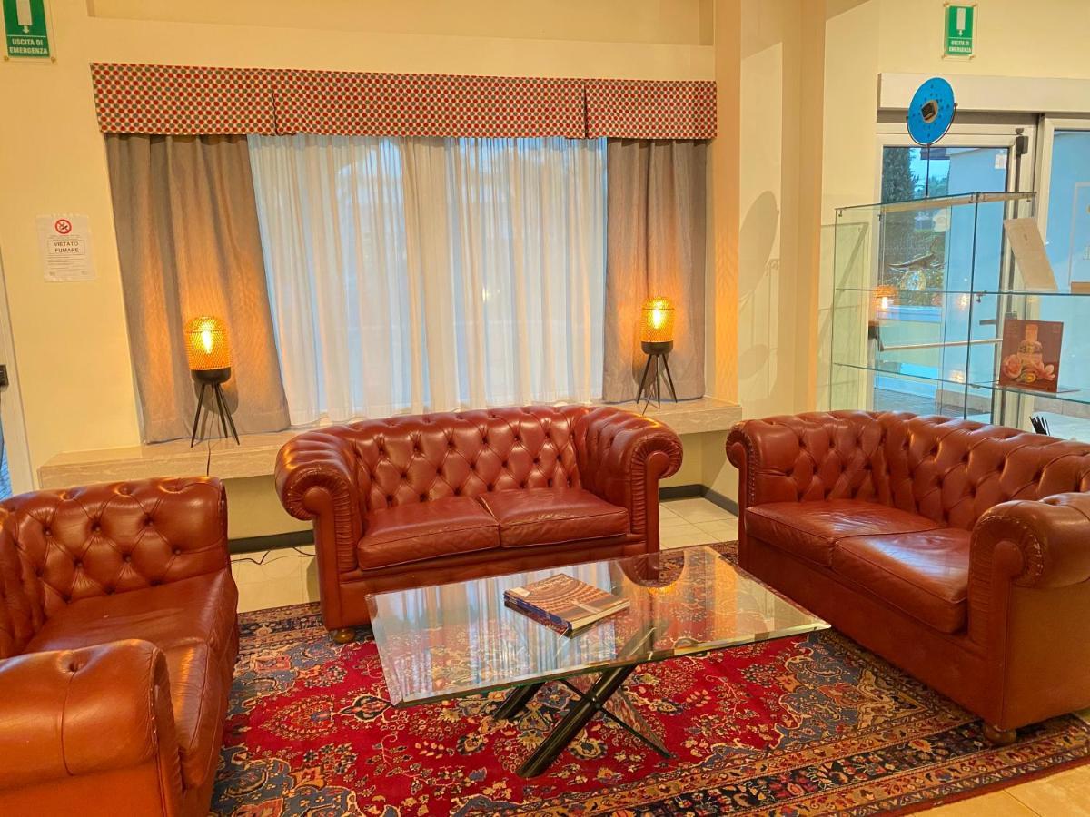 Hotel Estee 데센자노델가르다 외부 사진
