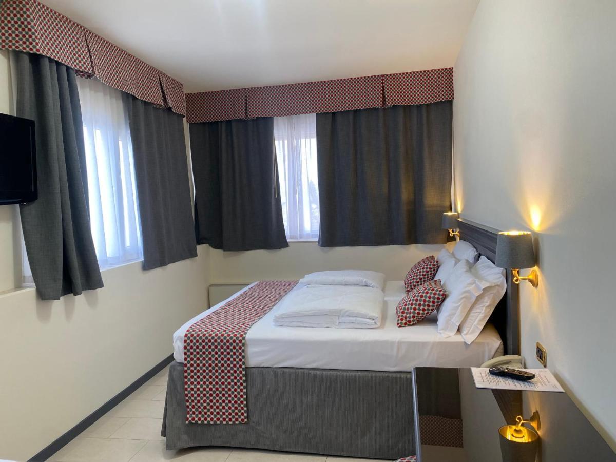 Hotel Estee 데센자노델가르다 외부 사진