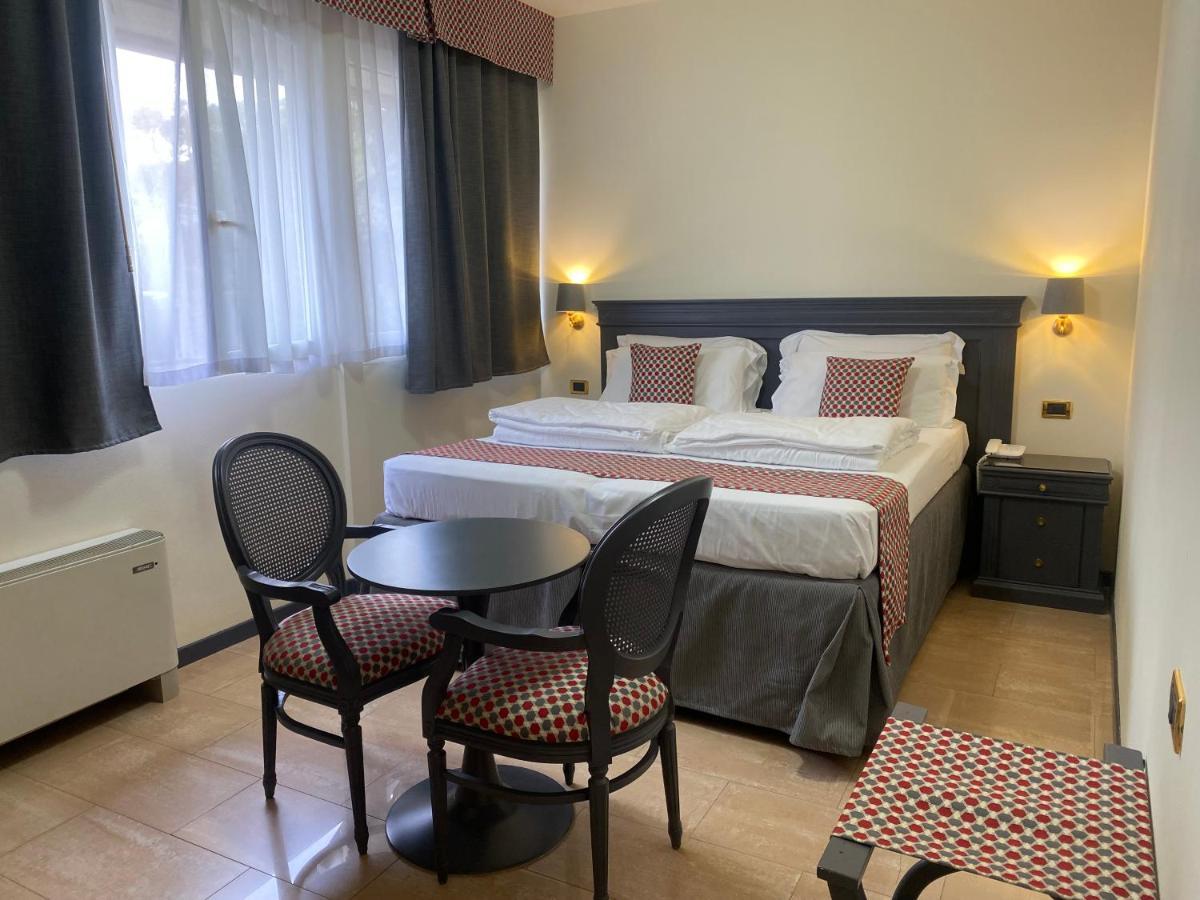 Hotel Estee 데센자노델가르다 외부 사진